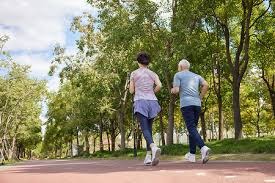 详解棒球规则中的“投手违例”定义及其对跑垒员进垒的补偿逻辑