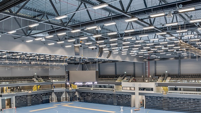 唉！国家队2.16米中锋，连续两场遭小外隔扣+冲突，球迷：太窝囊